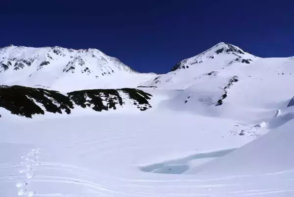 「【立山黒部アルペンルート】みくりが池ブルーの美しい湖面が出現！絶景スポットの雪解けがスタート」の画像