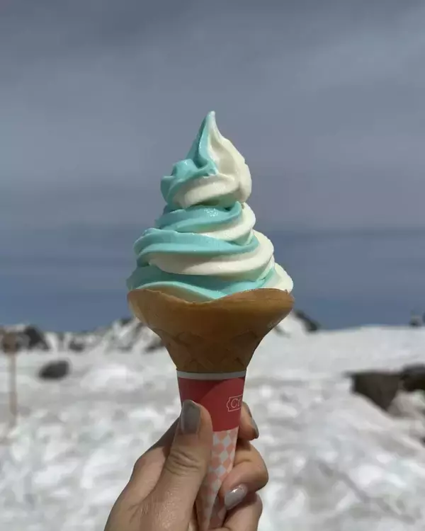 「【立山黒部アルペンルート】みくりが池ブルーの美しい湖面が出現！絶景スポットの雪解けがスタート」の画像
