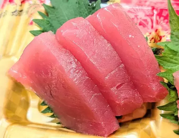 「【成城石井の革命的「天然“生”まぐろ」もう食べた？】一度も冷凍しないで沖縄から直送！刺身・寿司・漬けなど全8種類」の画像