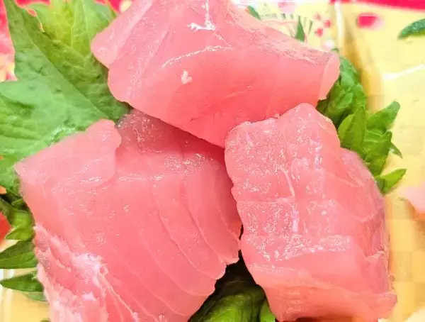 「【成城石井の革命的「天然“生”まぐろ」もう食べた？】一度も冷凍しないで沖縄から直送！刺身・寿司・漬けなど全8種類」の画像