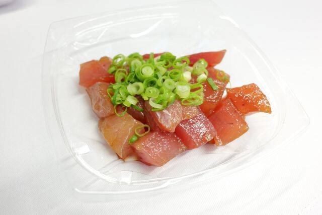 【成城石井の革命的「天然“生”まぐろ」もう食べた？】一度も冷凍しないで沖縄から直送！刺身・寿司・漬けなど全8種類