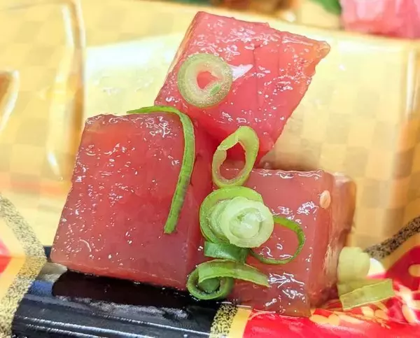 「【成城石井の革命的「天然“生”まぐろ」もう食べた？】一度も冷凍しないで沖縄から直送！刺身・寿司・漬けなど全8種類」の画像