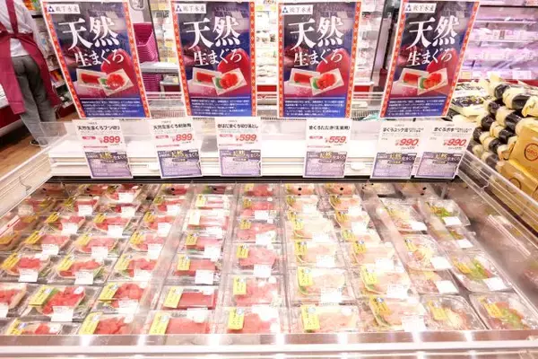 「【成城石井の革命的「天然“生”まぐろ」もう食べた？】一度も冷凍しないで沖縄から直送！刺身・寿司・漬けなど全8種類」の画像