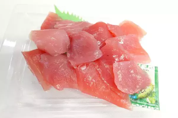 「【成城石井の革命的「天然“生”まぐろ」もう食べた？】一度も冷凍しないで沖縄から直送！刺身・寿司・漬けなど全8種類」の画像