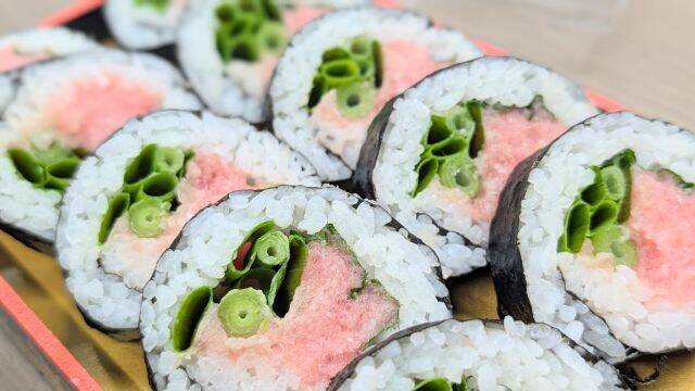 【成城石井の革命的「天然“生”まぐろ」もう食べた？】一度も冷凍しないで沖縄から直送！刺身・寿司・漬けなど全8種類