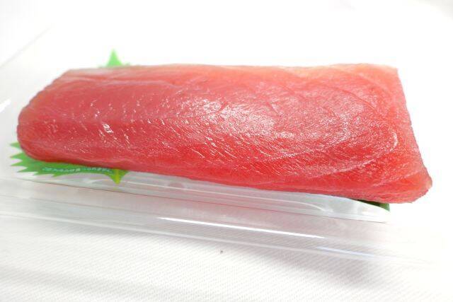 【成城石井の革命的「天然“生”まぐろ」もう食べた？】一度も冷凍しないで沖縄から直送！刺身・寿司・漬けなど全8種類