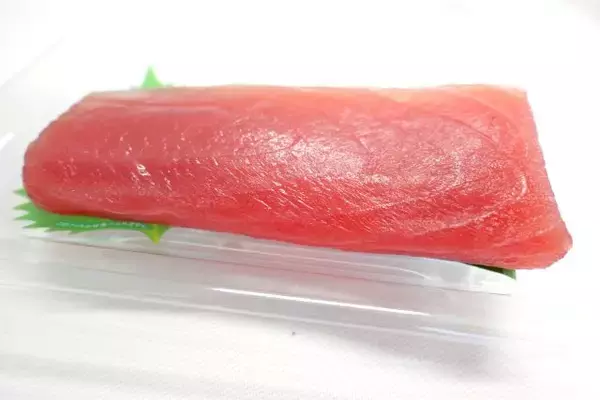 「【成城石井の革命的「天然“生”まぐろ」もう食べた？】一度も冷凍しないで沖縄から直送！刺身・寿司・漬けなど全8種類」の画像