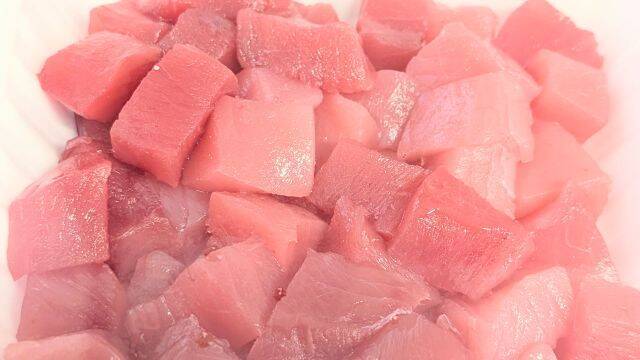 【成城石井の革命的「天然“生”まぐろ」もう食べた？】一度も冷凍しないで沖縄から直送！刺身・寿司・漬けなど全8種類