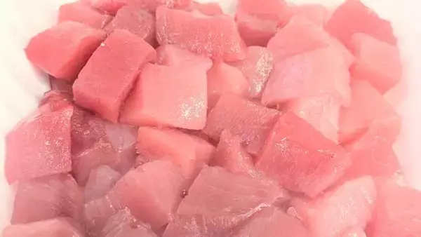 「【成城石井の革命的「天然“生”まぐろ」もう食べた？】一度も冷凍しないで沖縄から直送！刺身・寿司・漬けなど全8種類」の画像