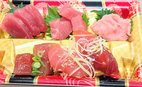 「【成城石井の革命的「天然“生”まぐろ」もう食べた？】一度も冷凍しないで沖縄から直送！刺身・寿司・漬けなど全8種類」の画像