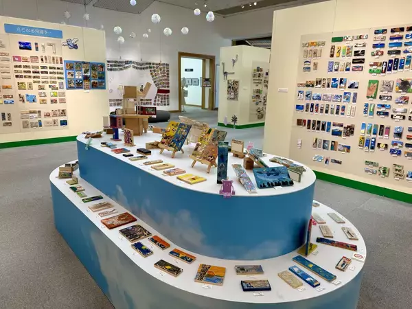 小さなキャンバスに広がる世界「かまぼこ板の絵」展覧会開催中！｜愛媛県西予市