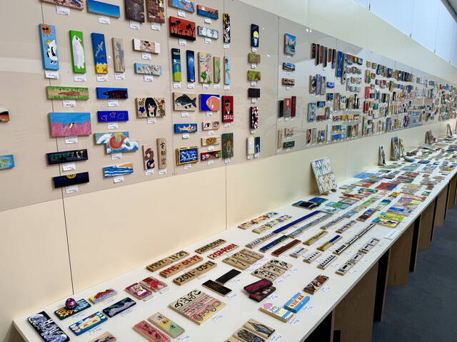 小さなキャンバスに広がる世界「かまぼこ板の絵」展覧会開催中！｜愛媛県西予市