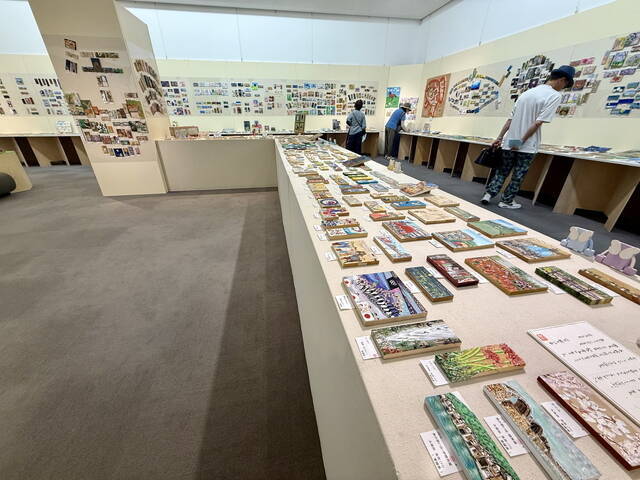 小さなキャンバスに広がる世界「かまぼこ板の絵」展覧会開催中！｜愛媛県西予市
