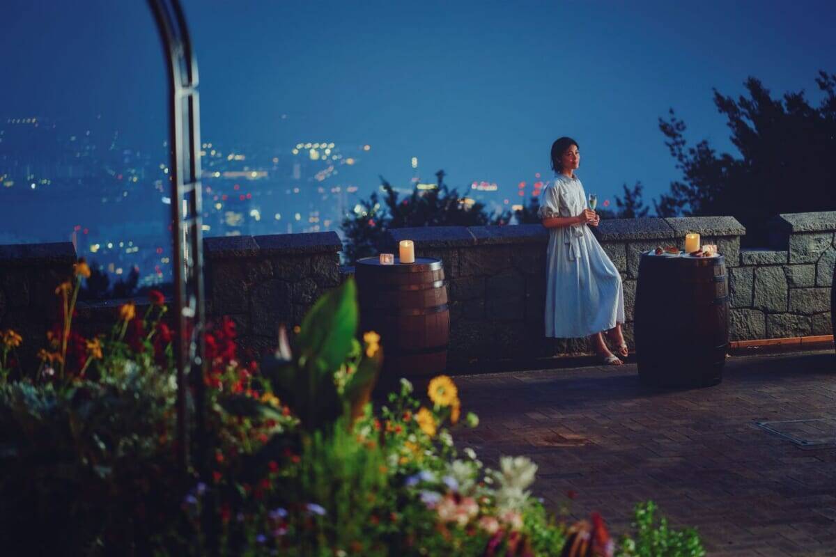 夏の夜景やイルミネーションを満喫！絶景カフェテラス「ザ・ヴェランダ神戸」サンセット＆ナイト営業を開催中｜神戸布引ハーブ園