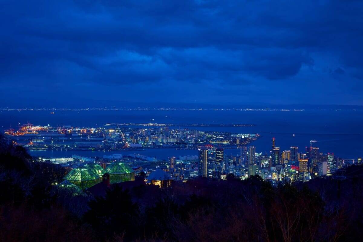 夏の夜景やイルミネーションを満喫！絶景カフェテラス「ザ・ヴェランダ神戸」サンセット＆ナイト営業を開催中｜神戸布引ハーブ園