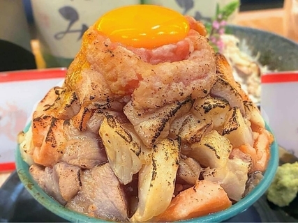 【肉も魚も旨み爆発！？】熱海の夜は宿メシいらず！新オープン「熱海おさかな食堂炙り家 別邸」で“炙りグルメ”を実食