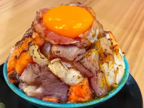 「【肉も魚も旨み爆発！？】熱海の夜は宿メシいらず！新オープン「熱海おさかな食堂炙り家 別邸」で“炙りグルメ”を実食」の画像