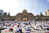 「【参加無料・要申し込み】築地本願寺の境内で朝のヨガ体験！「International Day of Yoga 2026」6月21日に開催」の画像1