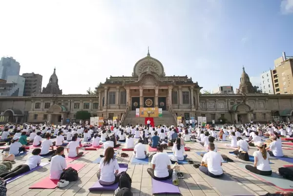 【参加無料・要申し込み】築地本願寺の境内で朝のヨガ体験！「International Day of Yoga 2026」6月21日に開催