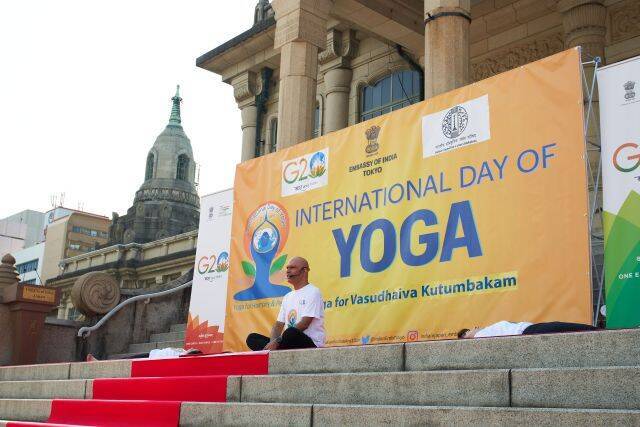 【参加無料・要申し込み】築地本願寺の境内で朝のヨガ体験！「International Day of Yoga 2026」6月21日に開催