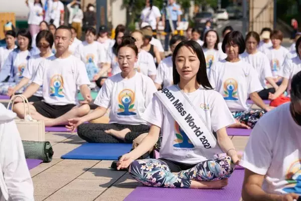 「【参加無料・要申し込み】築地本願寺の境内で朝のヨガ体験！「International Day of Yoga 2026」6月21日に開催」の画像