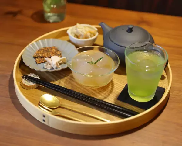 【千駄木の古民家カフェ「雨音茶寮」とフレシャスがコラボ！】こだわり抜いたのは“水”みずしさ！夏季限定の冷茶と和菓子が登場