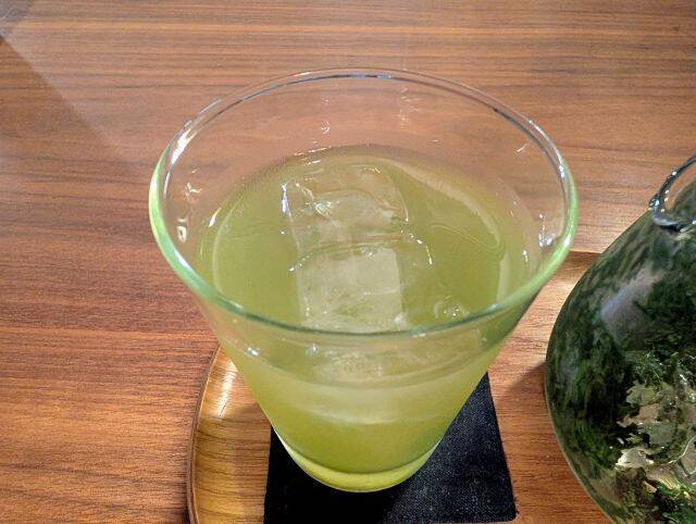 【千駄木の古民家カフェ「雨音茶寮」とフレシャスがコラボ！】こだわり抜いたのは“水”みずしさ！夏季限定の冷茶と和菓子が登場