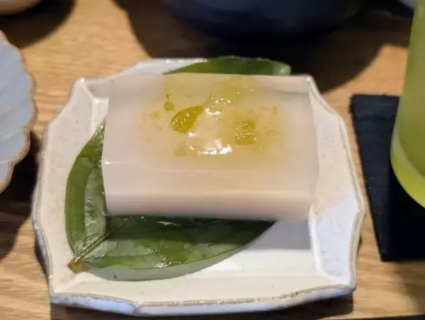 「【千駄木の古民家カフェ「雨音茶寮」とフレシャスがコラボ！】こだわり抜いたのは“水”みずしさ！夏季限定の冷茶と和菓子が登場」の画像