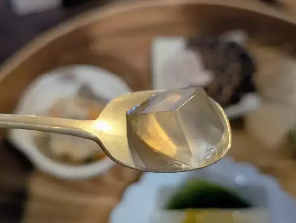 「【千駄木の古民家カフェ「雨音茶寮」とフレシャスがコラボ！】こだわり抜いたのは“水”みずしさ！夏季限定の冷茶と和菓子が登場」の画像