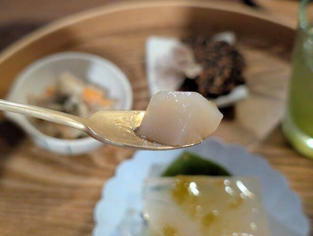【千駄木の古民家カフェ「雨音茶寮」とフレシャスがコラボ！】こだわり抜いたのは“水”みずしさ！夏季限定の冷茶と和菓子が登場