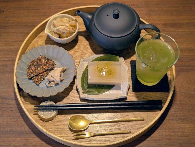 【千駄木の古民家カフェ「雨音茶寮」とフレシャスがコラボ！】こだわり抜いたのは“水”みずしさ！夏季限定の冷茶と和菓子が登場