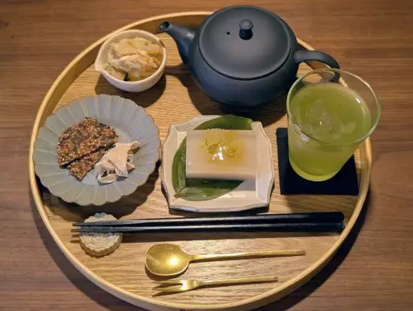 「【千駄木の古民家カフェ「雨音茶寮」とフレシャスがコラボ！】こだわり抜いたのは“水”みずしさ！夏季限定の冷茶と和菓子が登場」の画像