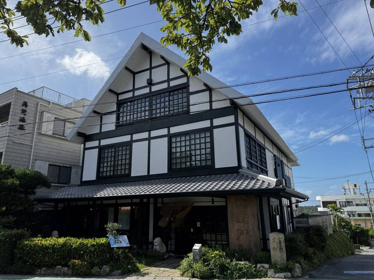 【車なしで楽しむ沖縄！週末旅モデルコース】波の上ビーチも首里城も、ホカンスも楽しむ充実プラン