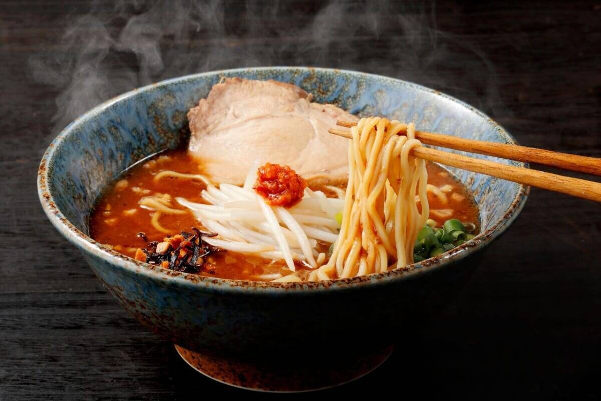 【味噌ラーメンがクレーンゲームの景品に！？】「ラーメン札幌一粒庵」がアミューズメントパーク万代4店舗に初登場