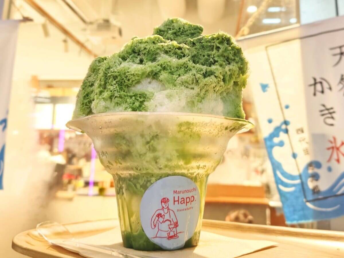 【涼とネオンの“丸の内まるごと”イベント】天然かき氷は必食！日陰エリアや冷たいミスト・日傘の無料レンタルも「MARUNOUCHI SUMMER FEST」｜8月23日まで
