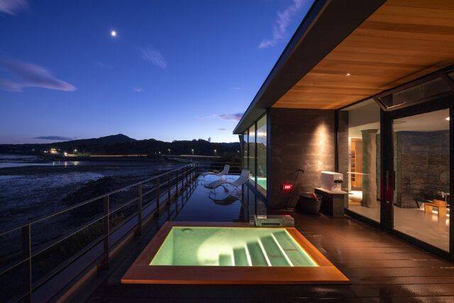 日本の小宿10選に認定！オーシャンビューと絶景サウナの宿「太良嶽（たらだけ）温泉 蟹御殿」｜佐賀県