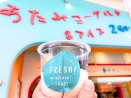 【“3段変化ヨーグルト”って何！？】熱海の行列店が手がける新店「熱海ヨーグルト&アイス 2 GO.」で限定メニューを実食｜静岡県