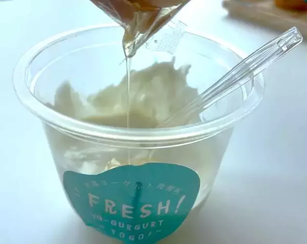 「【“3段変化ヨーグルト”って何！？】熱海の行列店が手がける新店「熱海ヨーグルト&アイス 2 GO.」で限定メニューを実食｜静岡県」の画像