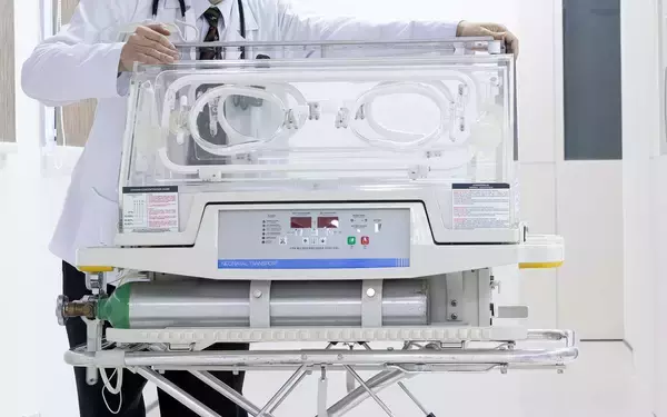 「【時代を先駆けたニューヨーカー】6500名の小さな生命を温め続けた人」の画像