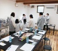 三重県・榊原温泉で自分に合った化粧水作り！「パーソナルコスメ製造体験教室」が開講