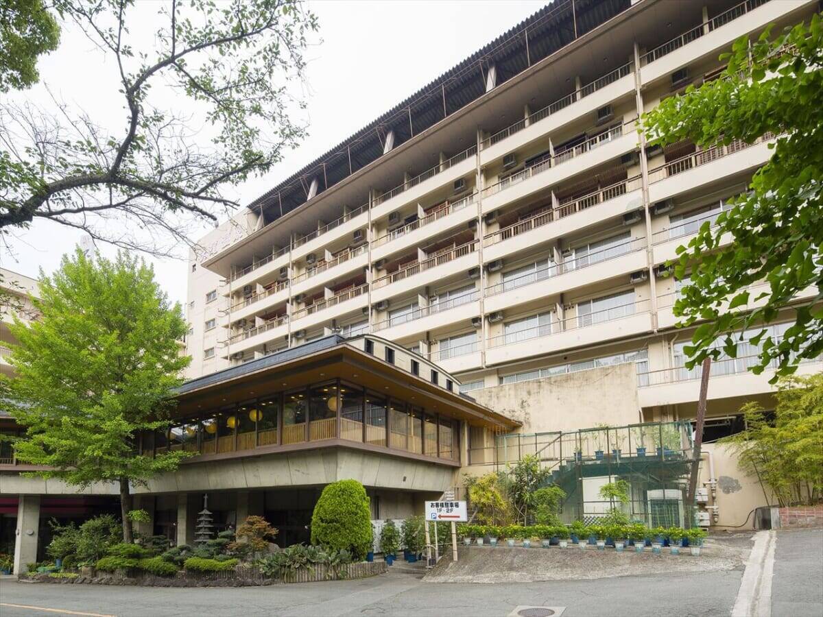 大阪「伏尾温泉 不死王閣」の屋外ガーデンプール期間限定オープン！温泉・料理・プールで夏を満喫