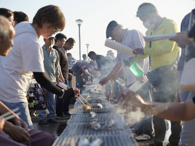 【約2,000匹のサンマが無料！】自分で炭火焼きできる「さんま祭り」開催｜宮城・ゆりあげ港朝市