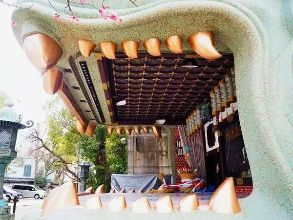 「【外国人に人気】巨大な獅子が大口を開ける神社」の画像