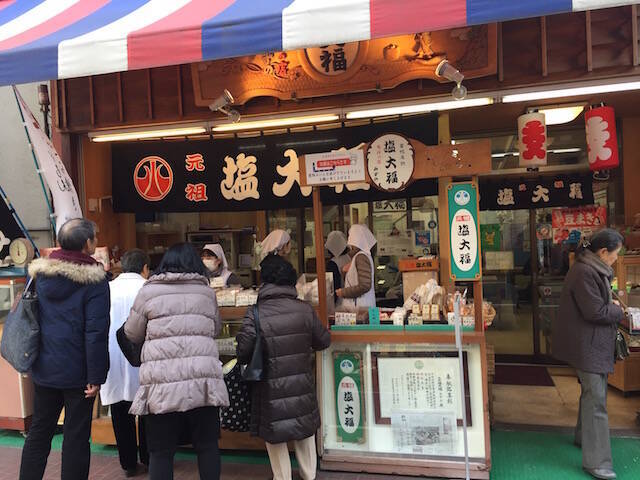 おばあちゃんでなくても楽しめる！懐かしさあふれる巣鴨地蔵通り商店街