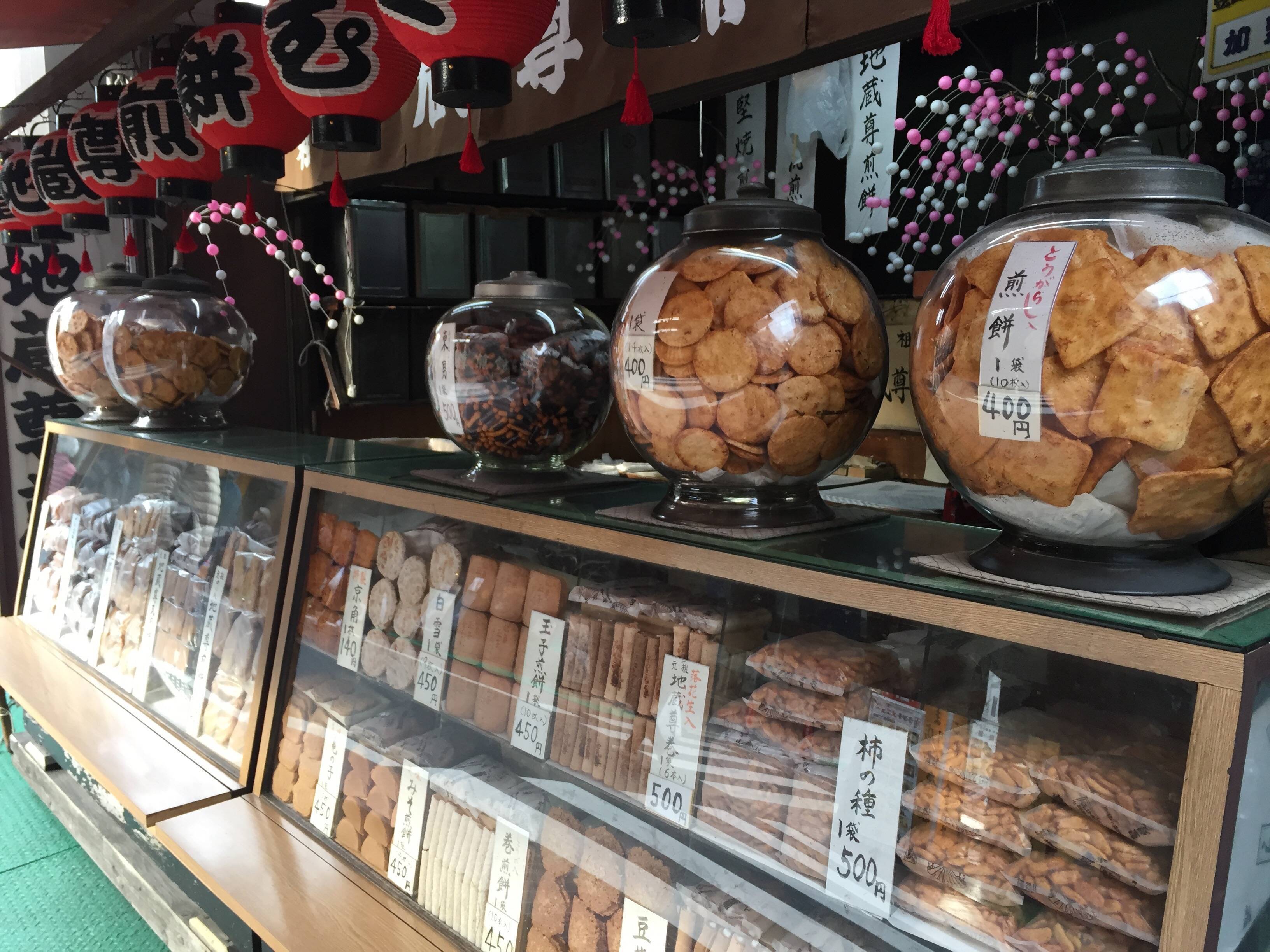 おばあちゃんでなくても楽しめる！懐かしさあふれる巣鴨地蔵通り商店街