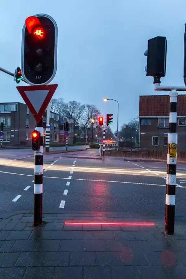 「【オランダ】「スマホ・ゾンビ」を助けるための安全対策って？」の画像