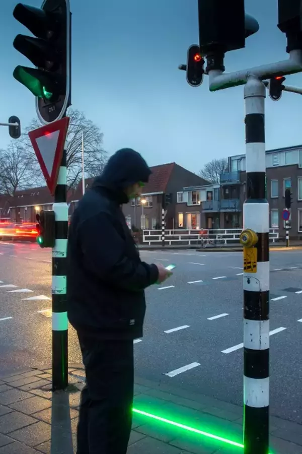 「【オランダ】「スマホ・ゾンビ」を助けるための安全対策って？」の画像