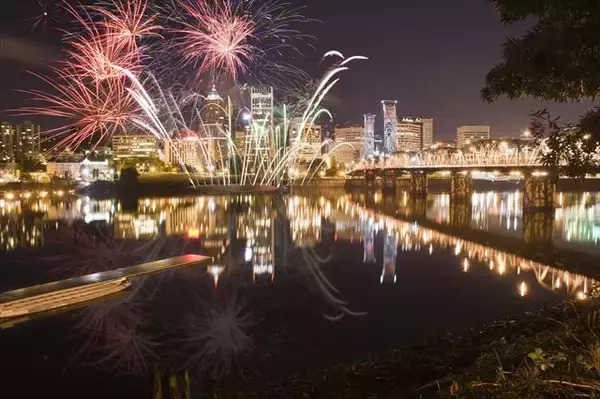 「【世界の祭り】バラの町が輝く！ポートランドローズフェスティバルとは？」の画像