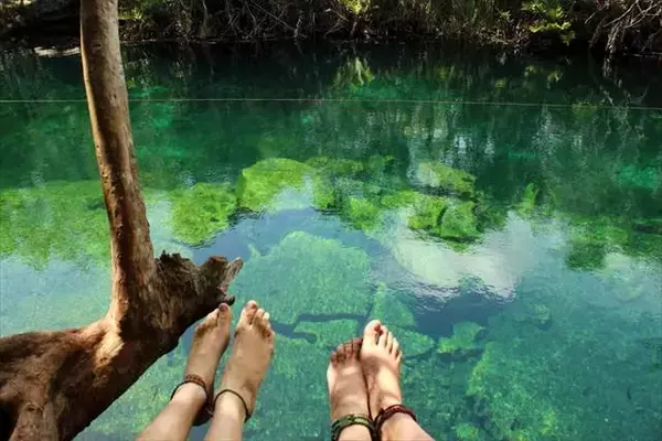 「メキシコに７０００もある異次元への入り口、透明な青い水を湛えるセノーテ」の画像