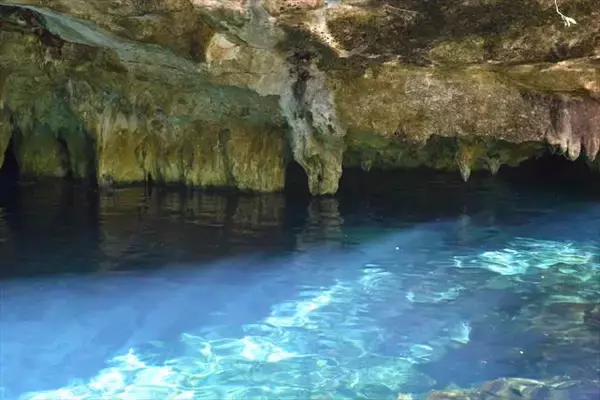 「メキシコに７０００もある異次元への入り口、透明な青い水を湛えるセノーテ」の画像